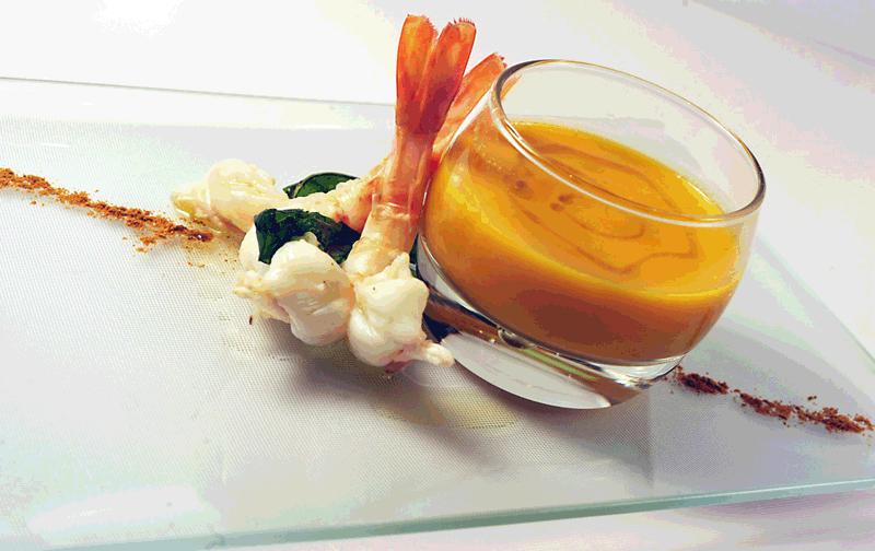 Crema di carote, zenzero e gamberi al vapore